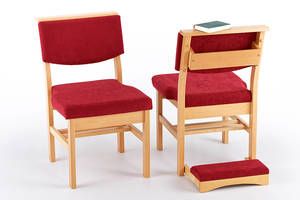 Der Kirchenstuhl Bamberg lässt sich mit Kniebank und Buchablage ergänzen Der Kirchenstuhl Bamberg lässt sich mit Kniebank und Buchablage ergänzen